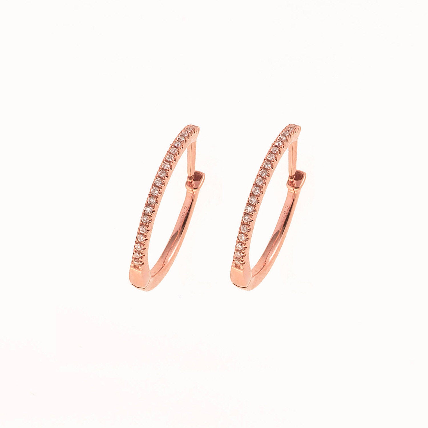 Diamond Hoop earrings. Hoop earrings. Gold hoop earrings. Gold and Diamond hoop earrings. Easy to wear hoops. Diamond hoops. Diamond earrings for gift. Χρυσοί κρίκοι. Διαμαντένιοι κρίκοι. Κρίκος με διαμάντια. Σκουλαρίκια κρίκοι. Σκουλαρίκι για δώρο. Fine jewelry. Anatol. Kifissia. Golden Hall. Athens.
