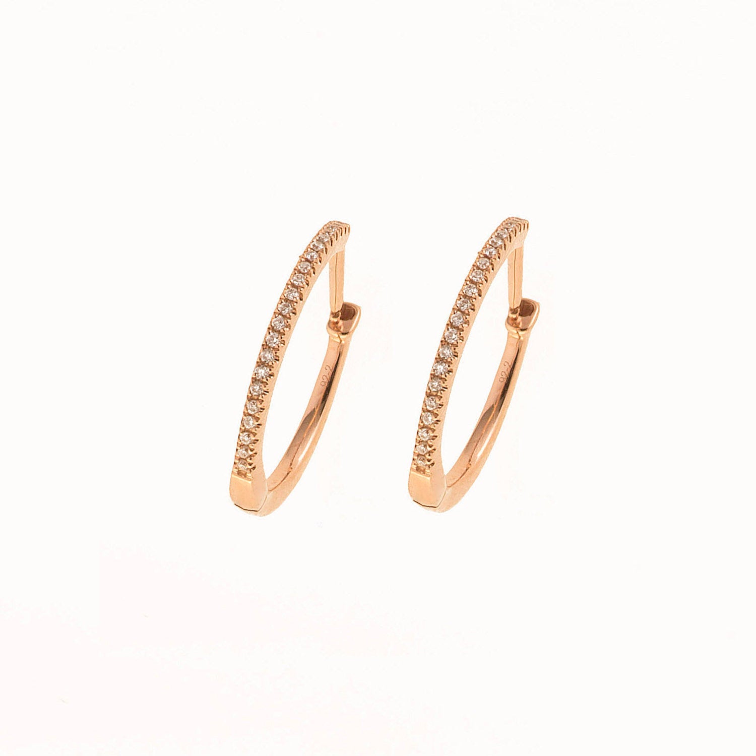 Diamond Hoop earrings. Hoop earrings. Gold hoop earrings. Gold and Diamond hoop earrings. Easy to wear hoops. Diamond hoops. Diamond earrings for gift. Χρυσοί κρίκοι. Διαμαντένιοι κρίκοι. Κρίκος με διαμάντια. Σκουλαρίκια κρίκοι. Σκουλαρίκι για δώρο. Fine jewelry. Anatol. Kifissia. Golden Hall. Athens.