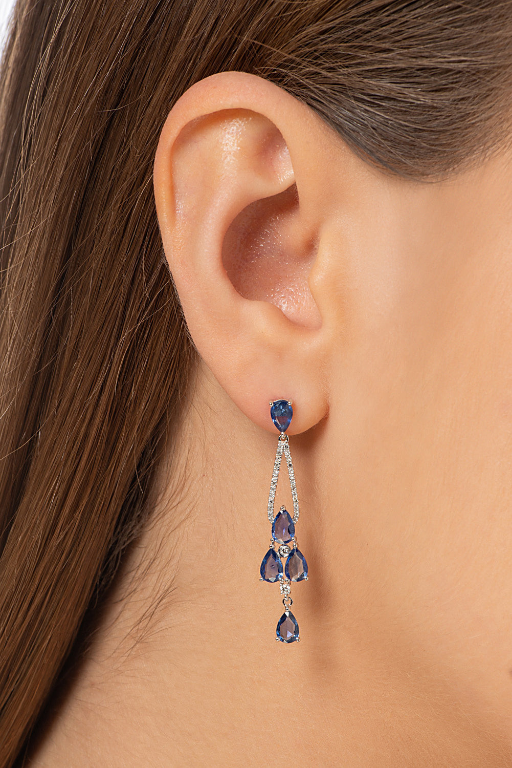 Woman Wearing Jewelry Sapphire Earring. Earrings. 18K gold earring. White Gold, yellow gold, rose gold. Perfect Gift. Earring gift. Fine jewelry. Anatol. Kifissia. Golden Hall. Σκουλαρίκι χρυσό. Σκουλαρίκι με ζαφείρια. Σκουλαρίκι τρυπητό. Σκουλαρίκι με ζαφείρι. Σκουλαρίκι με διαμάντια. Athens. Κηφισιά. Σκουλαρίκι με μπριγιάν.