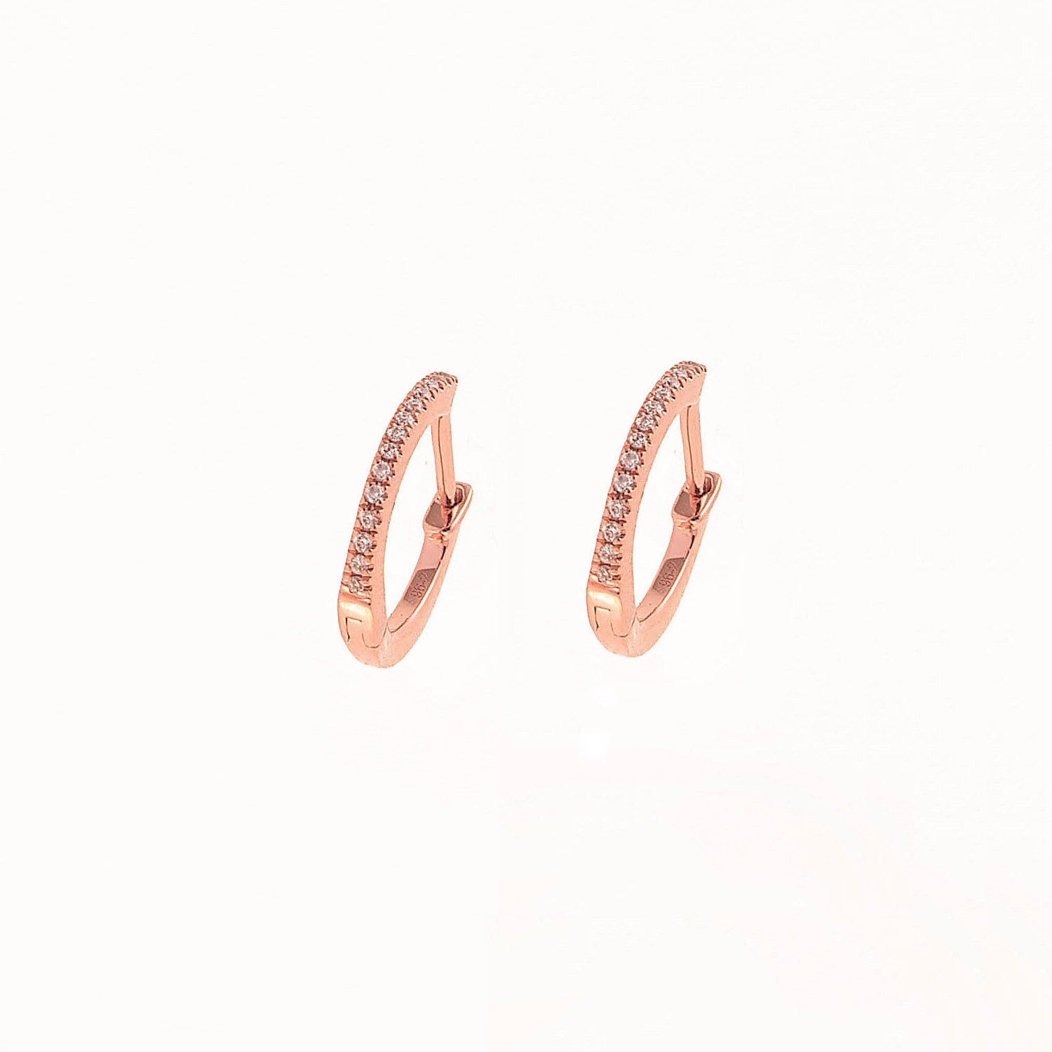 Diamond Hoop earrings. Hoop earrings. Gold hoop earrings. Gold and Diamond hoop earrings. Easy to wear hoops. Diamond hoops. Diamond earrings for gift. Χρυσοί κρίκοι. Διαμαντένιοι κρίκοι. Κρίκος με διαμάντια. Σκουλαρίκια κρίκοι. Σκουλαρίκι για δώρο. Fine jewelry. Anatol. Kifissia. Golden Hall. Athens.