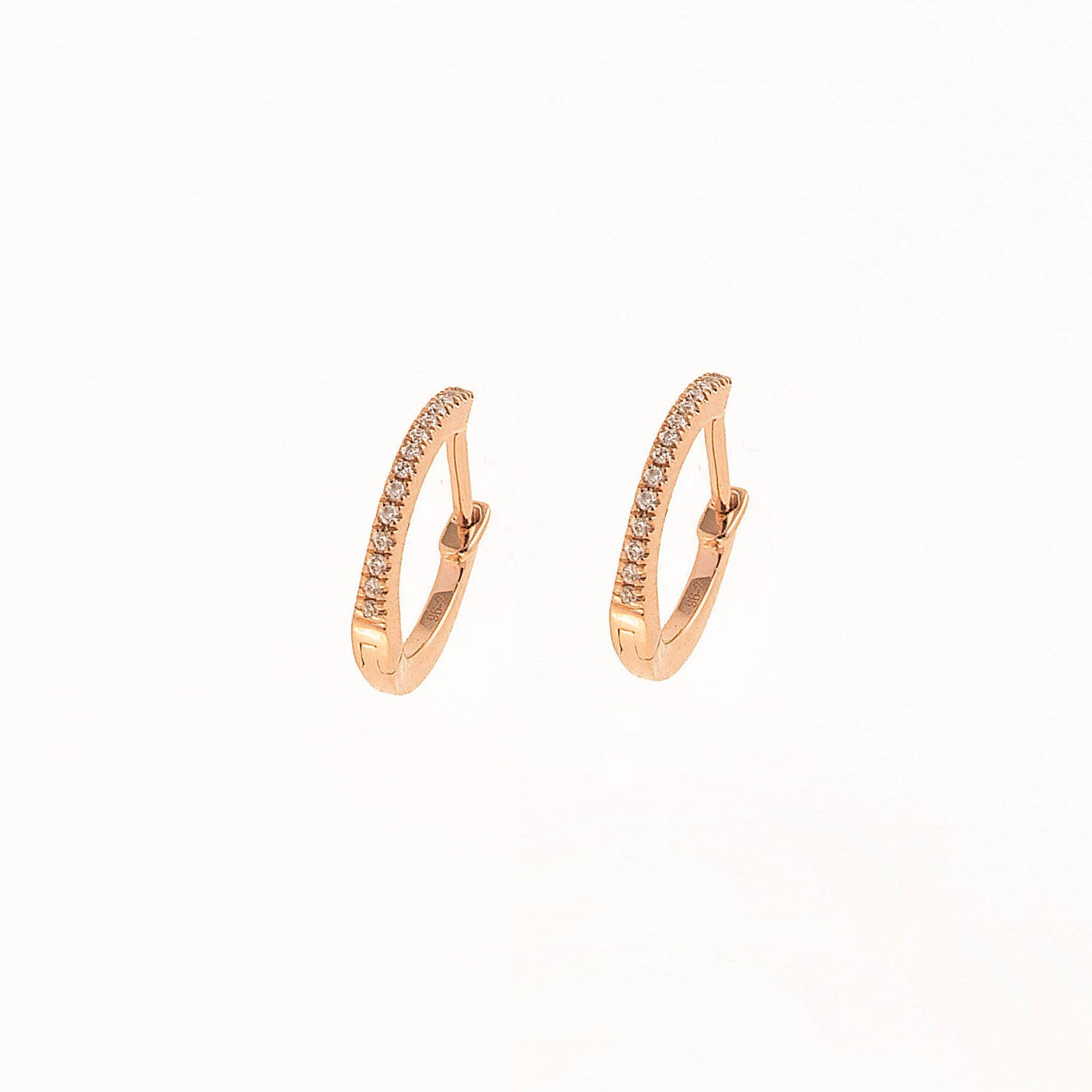 Diamond Hoop earrings. Hoop earrings. Gold hoop earrings. Gold and Diamond hoop earrings. Easy to wear hoops. Diamond hoops. Diamond earrings for gift. Χρυσοί κρίκοι. Διαμαντένιοι κρίκοι. Κρίκος με διαμάντια. Σκουλαρίκια κρίκοι. Σκουλαρίκι για δώρο. Fine jewelry. Anatol. Kifissia. Golden Hall. Athens.