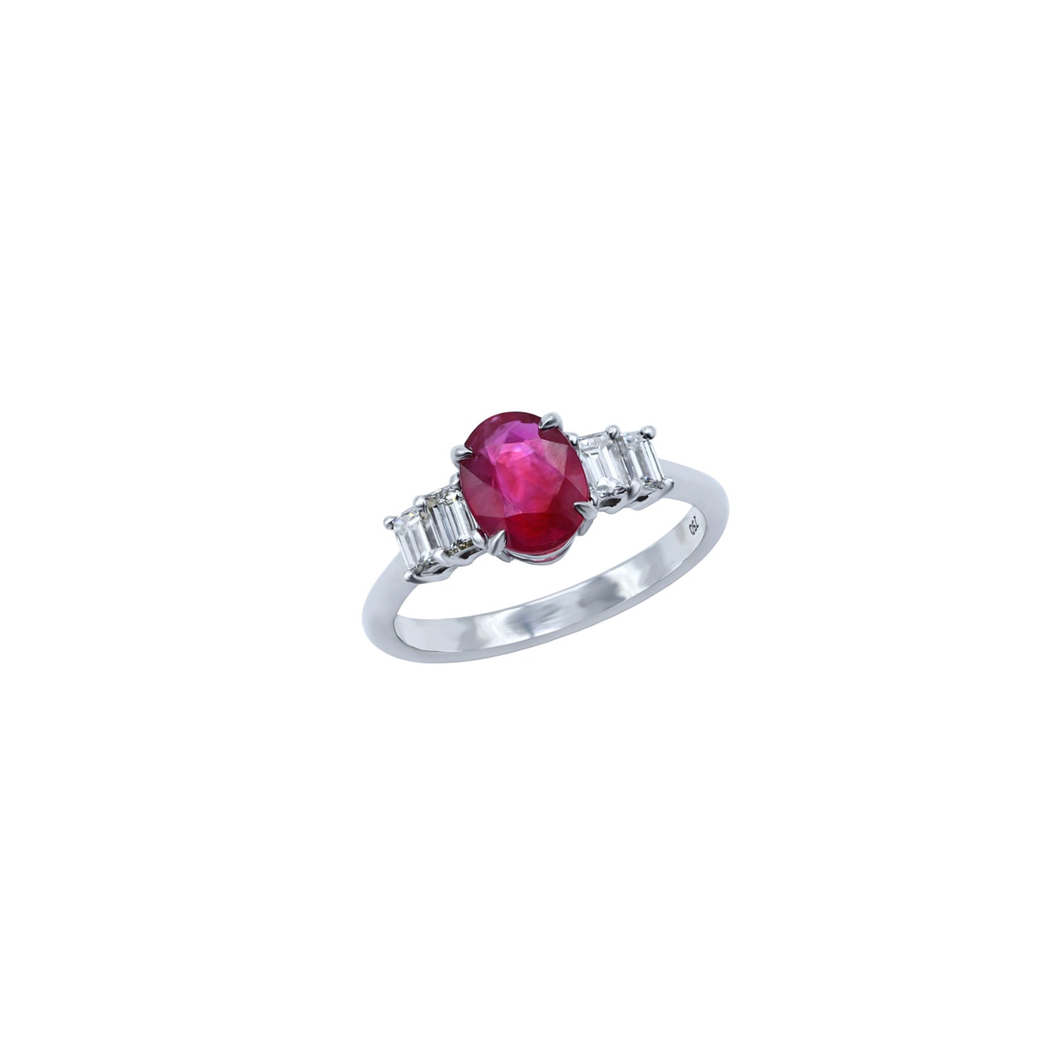 Oval Ruby Ring. Ruby and diamond ring. Δαχτυλίδι με ρουμπίνι και διαμάντια.